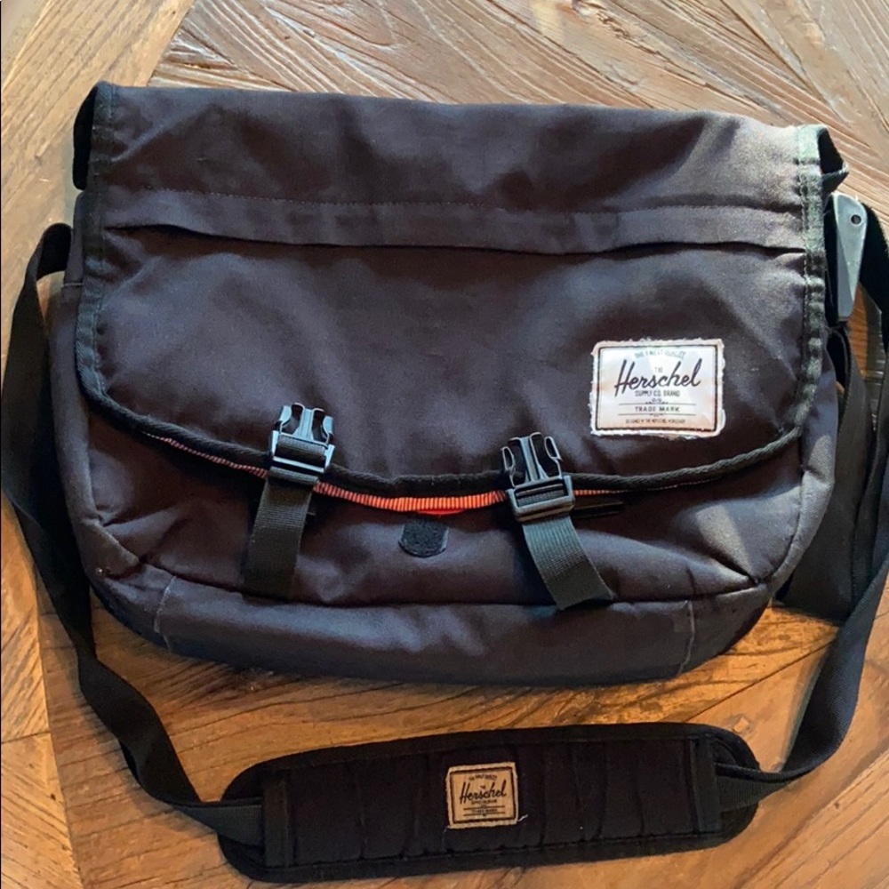 Herschel messenger bag black